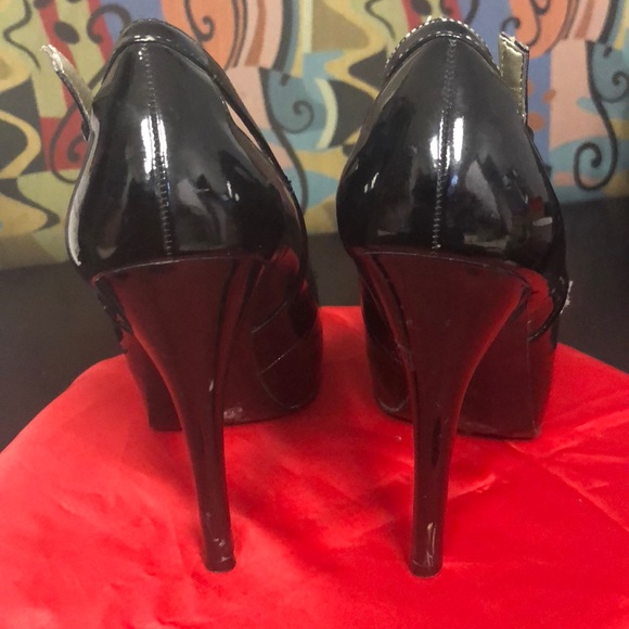 Guess - Picture 4 of 7